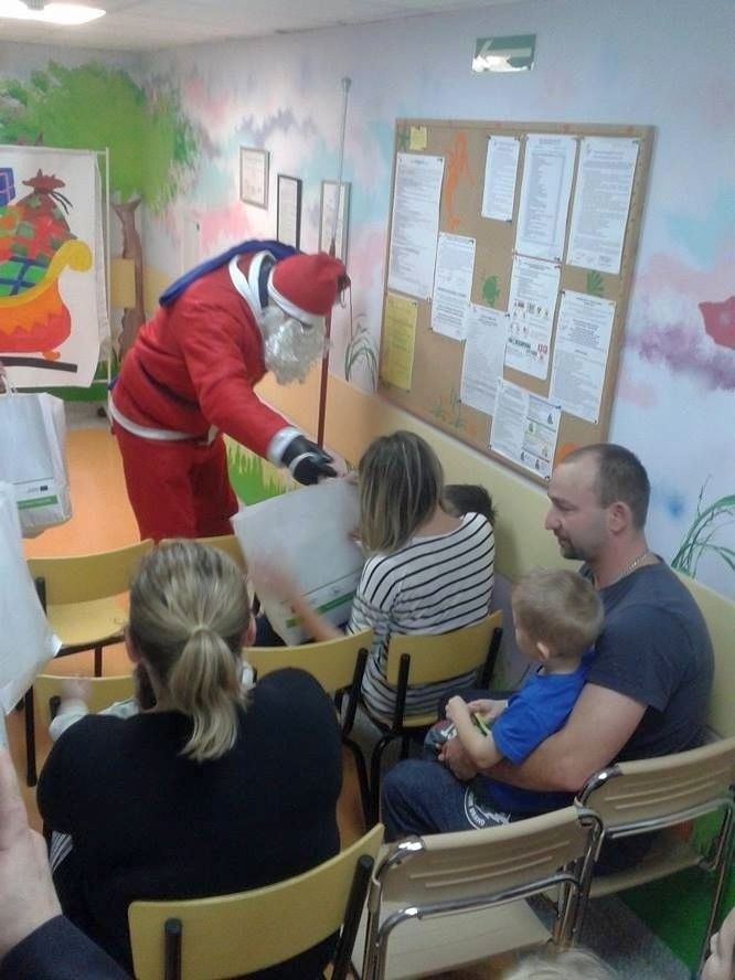 Święty Mikołaj zawitał z prezentami dla dzieci do szpitala w Staszowie