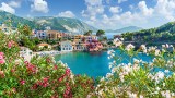 Kefalonia: magiczne miejsce na majówkę i wakacje w Grecji. Podziemne jezioro, plaża Nicolasa Cage'a i inne zaskakujące atrakcje wyspy