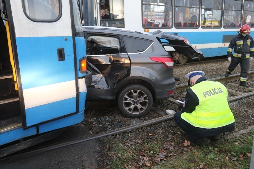 Wypadek we Wrocławiu przy ulicy Bardzkiej