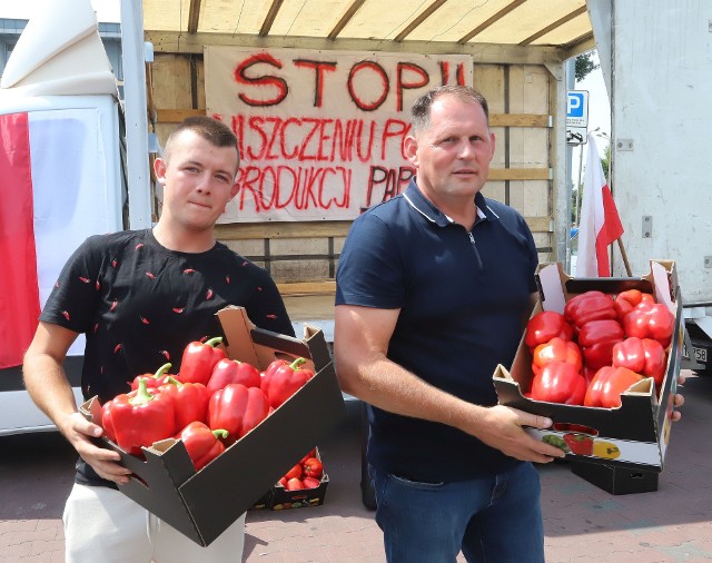 Plantatorzy papryki z powiatu przysuskiego: od lewej: Piotr Zesławski z miejscowości Bąków w gminie Rusinów i Marcin Bednarek z miejscowości Grabowa w gminie Potworów.