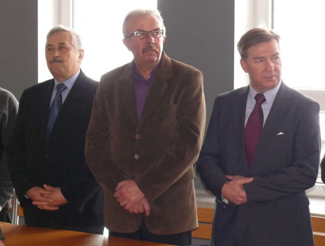 Wiktor Przybysz (w środku), obecny przewodniczący zaleszańskiej rady, w 2006 roku jako przewodniczący Komisji Rewizyjnej nie udzielił wójtowi absolutorium, co skrytykowała RIO.