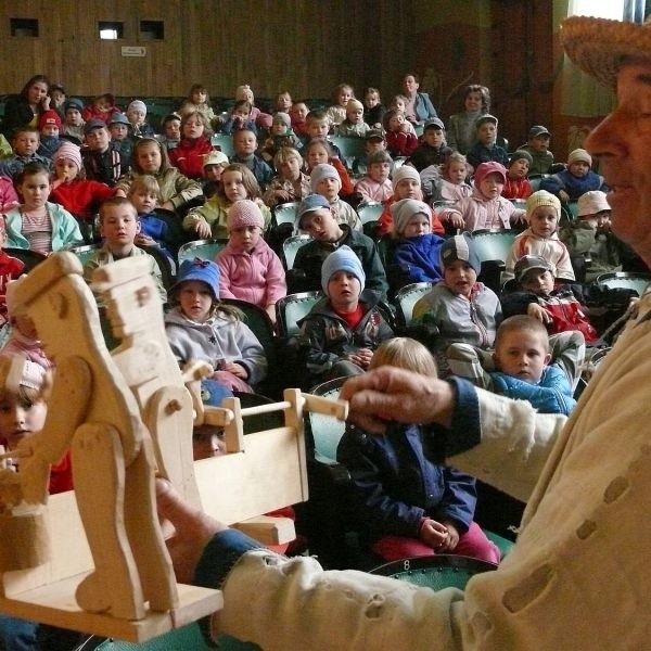 We wtorek najmłodsi mieli okazję spotkać się z zabawkami, którymi bawili się jeszcze ich dziadkowie. Przedstawiał je Jan Puk, Lasowiak i rzeźbiarz z Trześni.