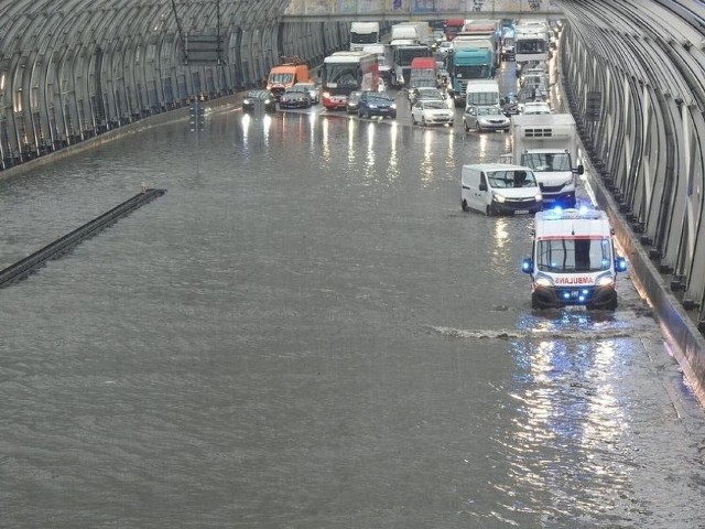 Na miejscu pracuje Wydział Ruchu Drogowego.