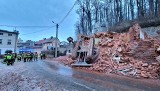 Wypadek podczas rozbiórki budynku na Dolnym Śląsku. Dachowała... koparka, z operatorem w środku!