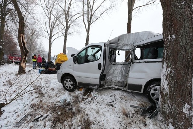 Przed sądem stanie 39-latek, który wioząc ludzi do pracy wypadł z drogi podczas wyprzedzania i rozbił auto o drzewo. Zginęły wówczas dwie osoby, 5 zostało rannych. Kierowca został oskarżony. Przed sądem odpowie za spowodowanie katastrofy w ruchu lądowym.Do tragicznego w skutkach wypadku doszło na trasie Skąpe - Przetocznica, 8 stycznia 2017 roku. Za kierownicą busa siedział 39-latek. Na śliskiej i zaśnieżonej drodze zaczął wyprzedzać. Wtedy wpadł w poślizg i zjechał na pobocze. Renault lewym bokiem uderzyło w drzewo. Pojazd odbił się, okręcił i uderzył w drugie drzewo prawą stroną.W busie jechało siedmiu pasażerów. Jechali do pracy w Holandii. Służby ratownicze, które dotarły na miejsce wypadku na miejscu wypadku ruszyły z pomocą poszkodowanym. Niestety mężczyzna, który siedział w miejscu, gdzie auto uderzyło w drzewo zmarł na miejscu.Osoba, która siedział obok, została wyciągnięta nieprzytomna. W ciężkim stanie śmigłowiec przewiózł kobietę go do szpitala. Niestety jej obrażenia były zbyt ciężkie. Ciężko ranna zmarła. Pozostałe ranne osoby trafiły na obserwację. Tylko kierowcy renault, sprawcy wypadku nic się nie stało.  Świebodzińska prokuratura rejonowa wysłała do sądu akt oskarżenia przeciwko 39-latkowi. Odpowie za nieumyślne spowodowanie katastrofy w ruchu lądowym. Mężczyźnie grozi kara do 8 lat więzienia. Zobacz również: 17-letni rowerzysta potrącił pieszą na przejściuPrzeczytaj też:   Policjanci uratowali go w ostatniej chwili... [WIDEO]