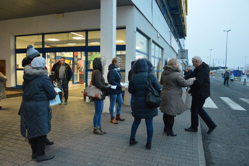 Związkowcy z "Solidarności" protestowali przed sklepem Castorama w Ostrowcu [ZDJĘCIA] 