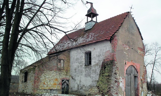 Nazywany kapliczką kościółek powstał w 1754 roku na miejscu spalonej drewnianej świątyni. W ruinie jest od kilkudziesięciu lat. Remont rozpocznie się od wzmacniania ścian i wymiany dachu.