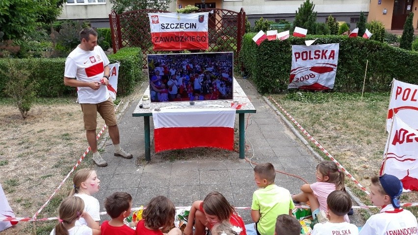 Kilkadziesiąt osób, starszych i dzieci oglądało mecz w...