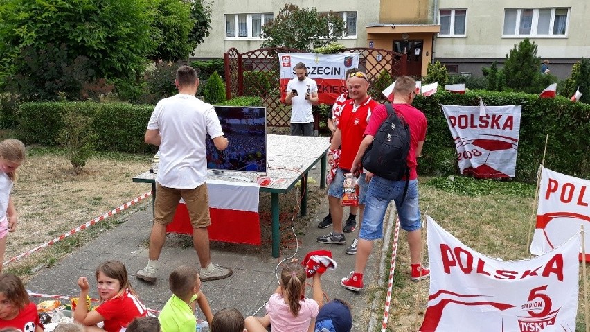 Kilkadziesiąt osób, starszych i dzieci oglądało mecz w...