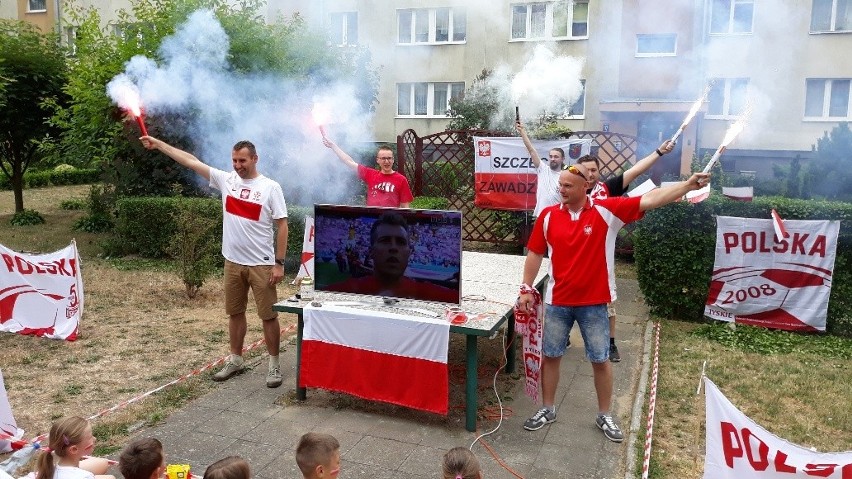 Kilkadziesiąt osób, starszych i dzieci oglądało mecz w...