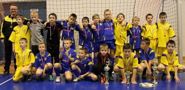 Pamiątkowe zdjęcie młodych piłkarzy Juventy Starachowice z rocznika 2004. Pierwszy zespół tego klubu wygrał ten turniej. 