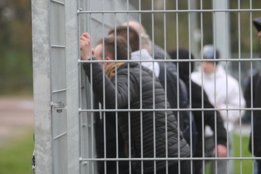 Burda przed stadionem w Zabrzu. Policja użyła granatów...