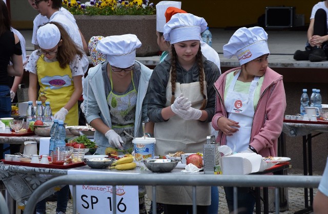 W inowrocławskich Solankach odbyła się kolejna edycja konkursu Kulinarny Master Team. Zmagały się zespoły młodych kucharzy reprezentujących: szkoły podstawowe nr 4, 9, 11, 16 i integracyjną, Gimnazjum nr 3, Świetlice Miejskie Ośrodka Profilaktyki i Rozwiązywania Problemów Uzależnień oraz dzika drużyna wybrana spośród widzów. Wygrały ekipy z SP nr 4 i SP nr 16. Kucharze musieli przygotować dania obowiązkowe, m. in. naleśniki i sałatkę z kurczakiem. Jury oceniała estetykę wykonania, walory smakowe, a także porządek na stanowiskach podczas wykonywania potraw.