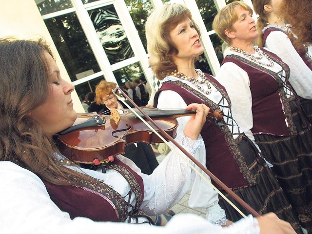 Podczas wczorajszej inauguracji festiwalu poszczególne chóry dały próbkę swoich umiejętności - tu prezentuje się chór "Troczanie&#8221; z Troków na Litwie.  