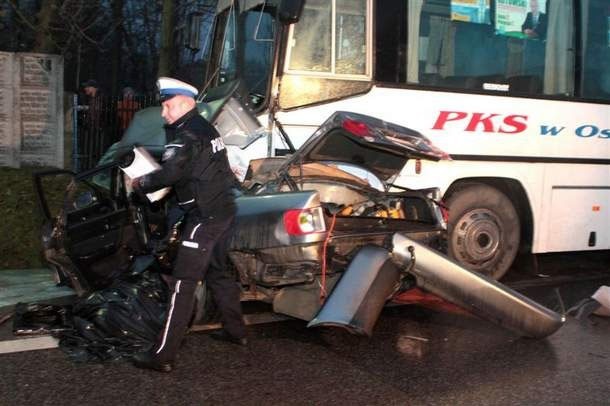 Straszna tragedia! Pięć osób nie żyje. Audi A6 wbiło się w autobus (obejrzyj zdjęcia)