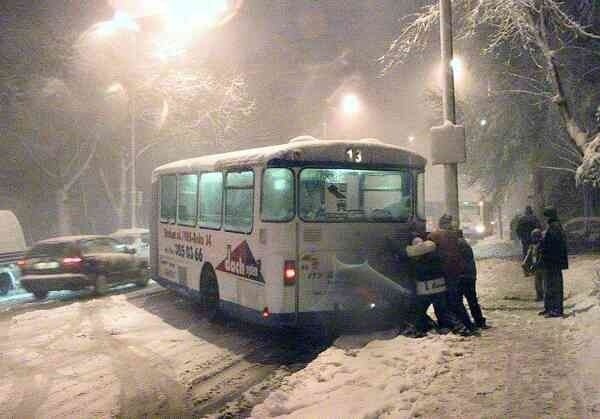 Autobus linii nr 13 nie mógł ruszyć z przystanku przy ul. 25 Czerwca w Radomiu. Przechodnie pomagali wypchnąć go na ulicę.