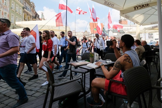 Marsz Rotmistrza Pileckiego przeszedł w sobotę przez Poznań. Uczestnicy przemaszerowali ulicami miasta, by upamiętnić rocznicę jego urodzin. Nie zabrakło flag, transparentów, kwiatów i patriotycznych okrzyków "Bóg, Honor i Ojczyzna".Przejdź do kolejnego zdjęcia ------>CZYTAJ TAKŻE: Policjanci wywieźli mężczyznę do lasu. 36-latek zmarłMarsz pamięci Rotmistrza Pileckiego w Warszawie:Źródło: TVN24