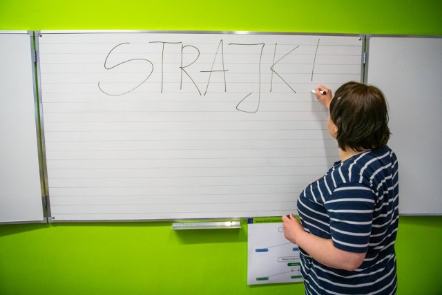 Zamieszanie wokół egzaminów to skutek trwającego od poniedziałku strajku nauczycieli.