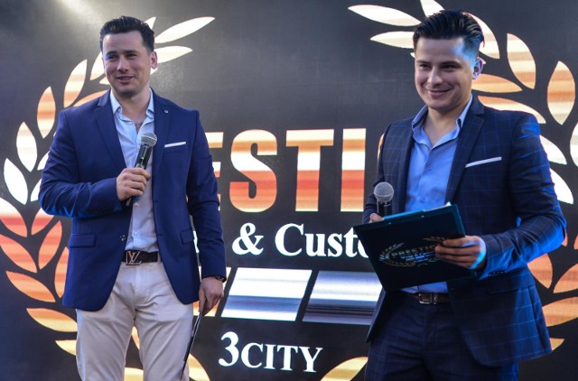Bracia Collins, Sławomir Peszko i Mariusz Pudzianowski na otwarciu nowego warsztatu samochodowego znanych braci w Rumi