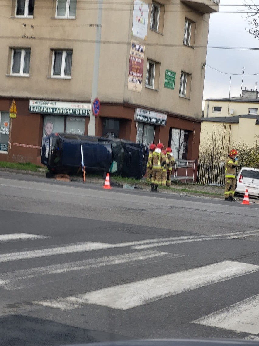 Groźny wypadek na Wielkopolskiej w Gdyni 30.04.2022 r. Auto przewróciło się na bok i na chodnik