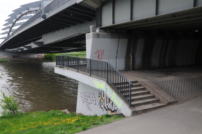 Kraków: nocne libacje pod mostem Kotlarskim. Służby miejskie są bezradne [INTERWENCJA]