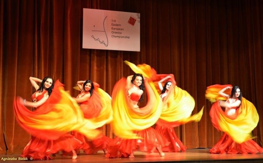 Zwycięską choreografię w powiększonym, kilkunastoosobowym...