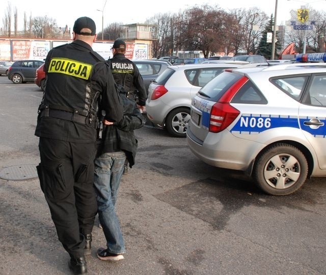 Do zdarzenia doszło w niedzielę (1grudnia) wieczorem, w jednym z mieszkań na Oruni (Gdańsk). Policjanci ustalili, że pomiędzy małżonkami doszło do kłótni, w trakcie której 22-letni mężczyzna wyrzucił przez okno pięciotygodniowego psa. Gdy żona, przyniosła szczeniaka z powrotem do mieszkania, gdańszczanin chwycił go i rzucił nim o podłogę. Z powodu wielu obrażeń pies zdechł. Świadkami całego zdarzenia była dwójka małoletnich dzieci.