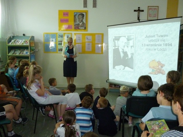 Utwory Juliana Tuwima dzieciom czytali nauczyciele.