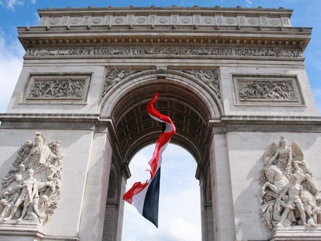 Łuk Triumfalny jest pomnikiem żołnierzy, którzy polegli podczas wojen napoleońskich.