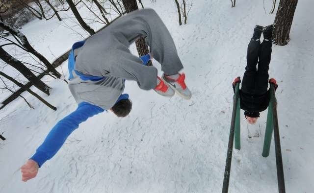 Grzegorz Porowiński oraz Michał Kalemba pokazują, że ćwiczyć można także zimą.