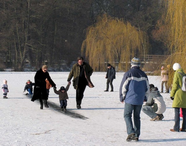 W pierwszym tygodniu stycznia 2009 roku do Polski napłynęła mroźna masa powietrza pochodzenia arktycznego. Mroźno było m.in. w zachodniej części kraju. Lokalnie w Wielkopolsce było minus 23 stopnie, a przy gruncie temperatura dochodziła do minus 29 stopni. Zamarzła wtedy większość jezior, stawów, rzek i strumyków, z czego ochoczo korzystali poznaniacy. Zobacz zdjęcia z parku Sołackiego.Przejdź dalej --->