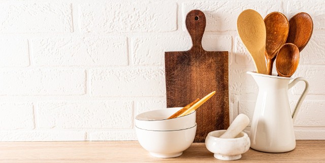 Drewniane łyżki, widelce i łopatki to kluczowe i ekologiczne gadżety w kuchni. Podpowiadamy, jak zadbać o kuchenne akcesoria z drewna, żeby były higieniczne, długo nam służyły i zachowały nienaganny wygląd.