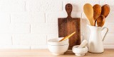 Drewniane łyżki i łopatki kuchenne: jak je czyścić? Przetestuj domowe triki. Sprawdź, jak impregnować drewno i usunąć zabrudzenia