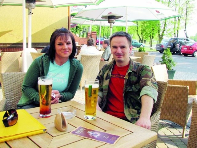Justyna Szypulska i Rafał Galicki cieszą się z wprowadzenia zakazu palenia w restauracjach. Justyna rzuciła właśnie palenie i zadymione knajpy zaczynają jej przeszkadzać.