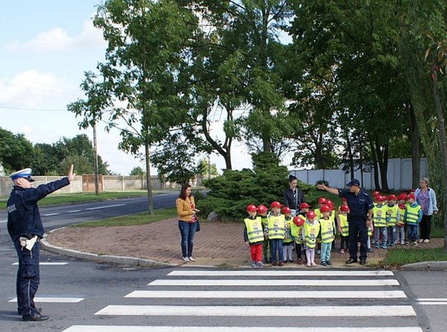 Dzieci zapoznały się ze znakami drogowymi i zasadami, jakie obowiązują w momencie, kiedy chcemy przejść przez ulicę.