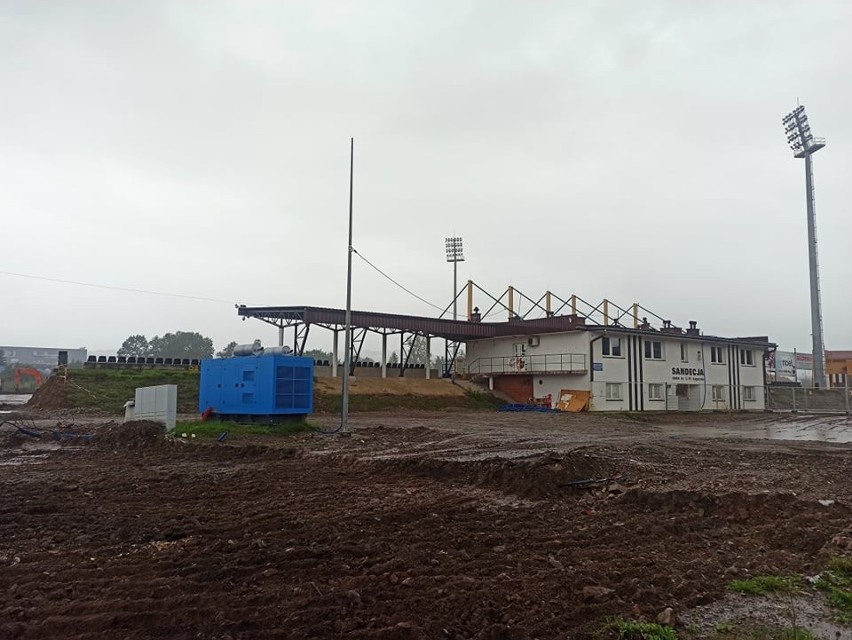 Na stadionie Sandecji jest już miejsce pod płytę boiska! Trawa rośnie… na Węgrzech [ZDJĘCIA]