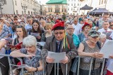 Na Małym Rynku rozbrzmiały patriotyczne pieśni z okazji obchodów Święta 3 Maja