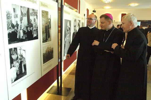 Wystawa, która będzie czynna w holu na II piętrze w ratuszu do 26 czerwca, oglądali wczoraj (od lewej) ks. Antoni Tofil, proboszcz parafii katedralnej, ks. bp Krzysztof Zadarko oraz ks. Henryk Romanik, wieloletni przyjaciel kardynała.