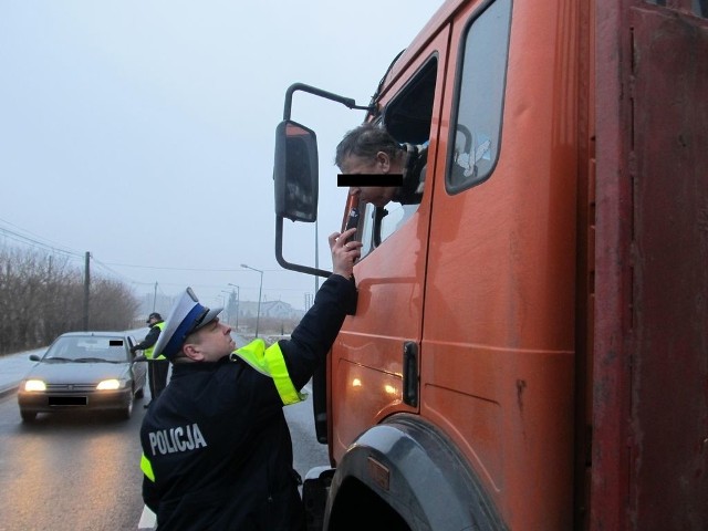 Kontrole kierowców  prowadzone będą na drogach powiatu cyklicznie - zapowiadają w KPP w Nakle.
