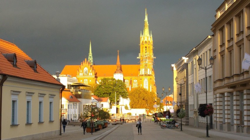 Zachód słońca nad Białymstokiem. W deszczowy dzień na chwilę wyszło słońce (zdjęcia)