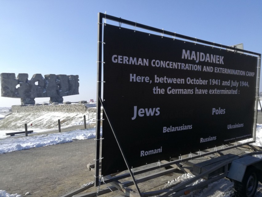 Baner przed Muzeum na Majdanku w Lublinie. - Chodzi o prawdę historyczną -  mówi pomysłodawca