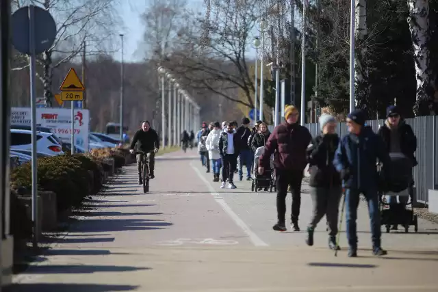 W niedzielę 13 lutego nad Pogorią III pojawiło się mnóstwo spacerowiczów, ale także rowerzystów i amatorów jazdy na rolkachZobacz kolejne zdjęcia/plansze. Przesuwaj zdjęcia w prawo - naciśnij strzałkę lub przycisk NASTĘPNE