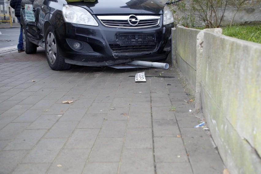 Zderzenie dwóch aut na ul. Wolności w Słupsku. Ucierpiała przechodząca 68-latka (zdjęcia)