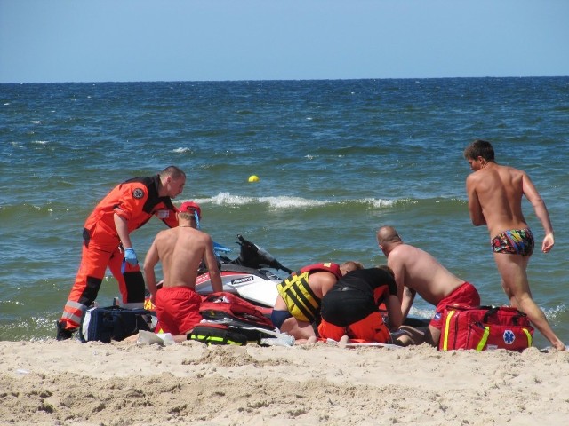 28-letni turysta z Wielkopolski utonął przy strzeżonej plaży w Mielnie.
