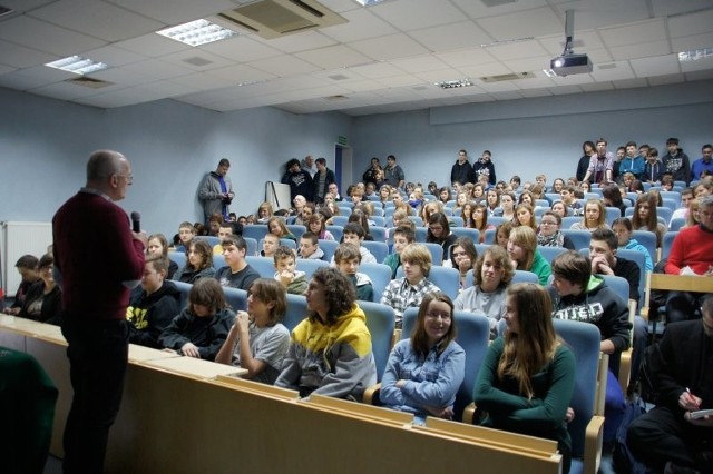 Młodzież żywiołowo dyskutuje na auli Uniwersytetu Zielonogórskiego.