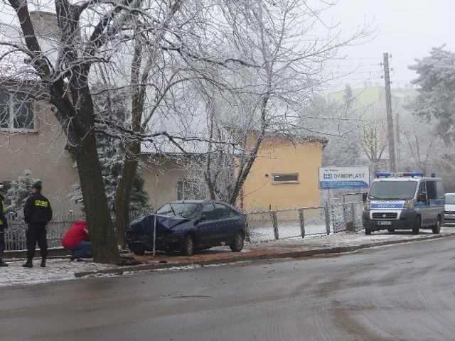 Samochód uderzył w drzewo. Zgięła pasażerka.