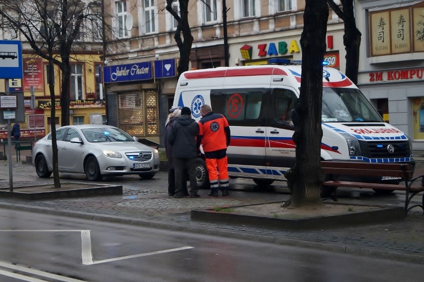 Kobieta wypadła z autobusu. Odwieziono ją do szpitala