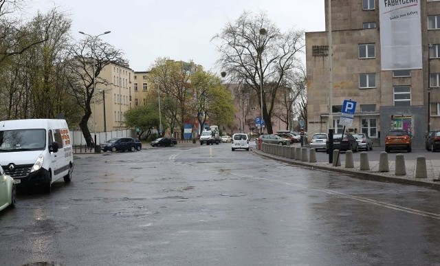 Rewitalizacja ulicy Wschodniej i ul. Traugutta. To kolejne dwie ulice, które będą remontowane w ramach rewitalizacji obszarowej śródmieścia Łodzi.Ulica TrauguttaRemontowany będzie odcinek  od ul. Sienkiewicza do ul. Kilińskiego.  Rewitalizacji poddany zostanie fragment o długości ok. 230 metrów. Wykonawcą jest konsorcjum firm Larkbud-Kemy.Termin rozpoczęcia i zakończenia pracCzerwiec/lipiec 2018 r. - grudzień 2018 r. Koszt6 mln złPOLECAMY PAŃSTWA UWADZE:Zdjęcie Popka przed przerażającą metamorfozą trafiło do sieci Najniebezpieczniejsi przestępcy w Łodzi [zdjęcia] Czy umiesz przeklinać po Łódzku [QUIZ] TOP 10 pizzerii w ŁODZI według portalu TripAdvisor [ZDJĘCIA, MAPY] Anna Mucha nago! Sesja z Playboya [zdjęcia] Kibice Widzewa, kibice ŁKS - archiwalne zdjęcia Konkurs Miss Lata 1984 roku na Fali (zdjęcia) Gdzie się zarabia najwięcej woj. łódzkim? [RANKING] Kiedy zmiana czasu? Zobacz, kiedy przestawiamy zegarki 