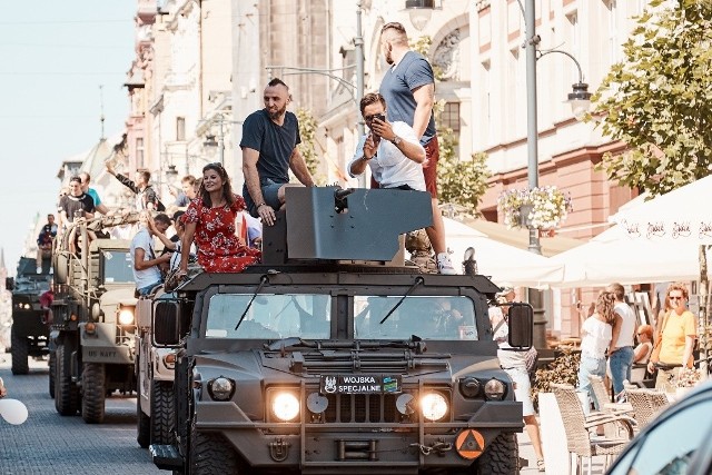 Marcin Gortat podczas ubiegłorocznej wojskowej parady na Piotrkowskiej