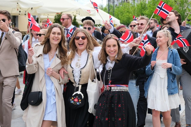 W Białymstoku, na Uniwersytecie Medycznym, Norwegów studiuje około setki. Chcą zostać lekarzami. We wtorek - ze śpiewem na ustach i narodowych strojach - wyszli na ulice miasta. Taki pochód to tradycyjne świętowanie w Norwegii Dnia Konstytucji.